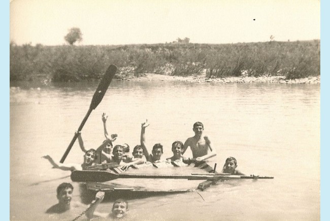 <span>Aparecen delante Paco y Mejias Palomares. Yo soy el que esta aagarrado al remo de la barca.</span>