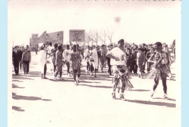 Cabalgata del dia de Sto Tomas, el 7 de Marzo de 1963<br />Podemos ver a G. Garcia de Viedma con la pertiga con el plumero para abanicar al que llevan en Andas que no es otro que Elviro Suarez <br />