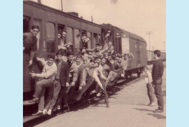 En las ventanas del tren solo reconozco a Gaspar G. Viedma y C. Arias.<br /> Abajo -.Pepe Poquét- ?¿-José Díaz - D. Meco - A. Cañas- Carrillo de Albornoz - Jorge Gomez - <br />Montes -A. Baena - encima A. Lopez - J. Palomares - encima j.r.v Estefano -?¿ -Herrera G.