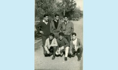 1961-62 3ºB Camp deporte <br />Se encuentra a la izquierda