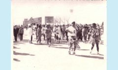 Cabalgata del dia de Sto Tomas, el 7 de Marzo de 1963<br />Podemos ver a G. Garcia de Viedma con la pertiga con el plumero para abanicar al que llevan en Andas que no es otro que Elviro Suarez <br />