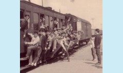 En las ventanas del tren solo reconozco a Gaspar G. Viedma y C. Arias.<br /> Abajo -.Pepe Poquét- ?¿-José Díaz - D. Meco - A. Cañas- Carrillo de Albornoz - Jorge Gomez - <br />Montes -A. Baena - encima A. Lopez - J. Palomares - encima j.r.v Estefano -?¿ -Herrera G.